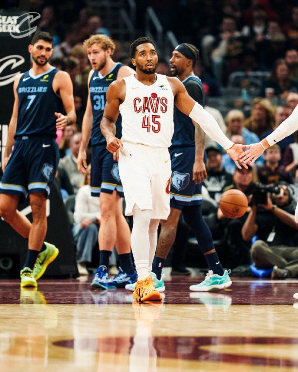 荣耀配资 莫兰特伤退, 灰熊4连败! 米切尔30分5板5助, 末节14分带队大逆转